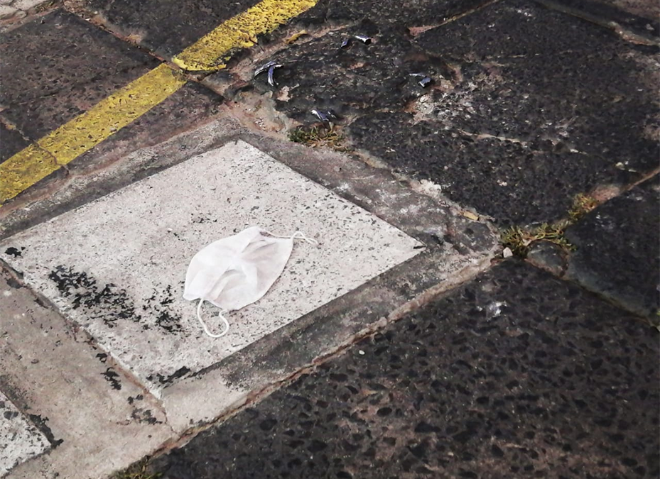 Incorrecta disposición de mascarillas y guantes puede dispersar el virus