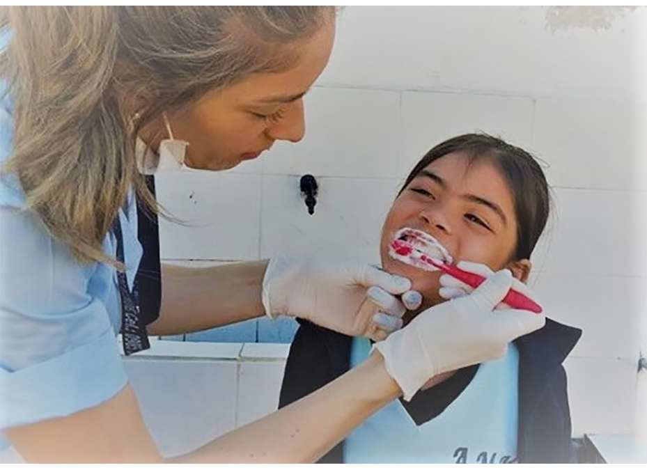 Ni líquidos calientes, ni enjuague bucal protegen del COVID-19