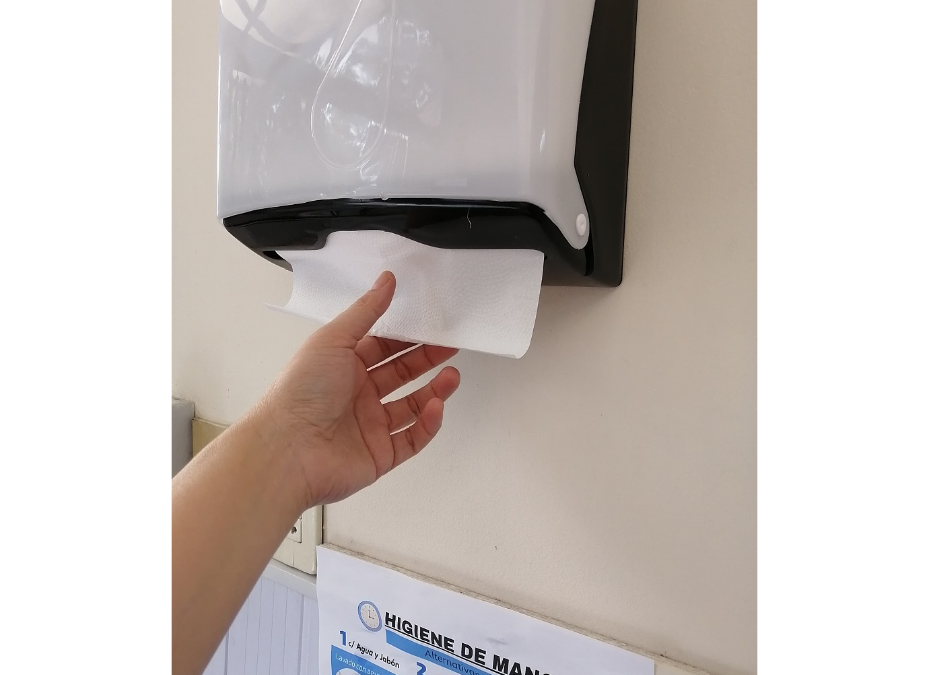 Aconsejan toalla de papel antes que secamanos eléctrico