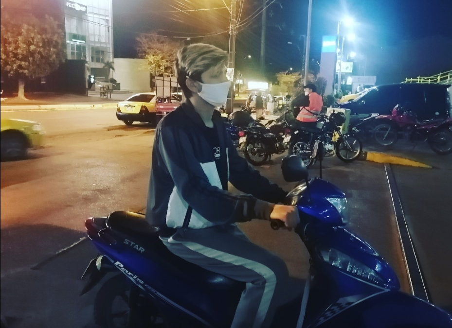 La mascarilla no reemplaza el uso del casco al conducir una moto