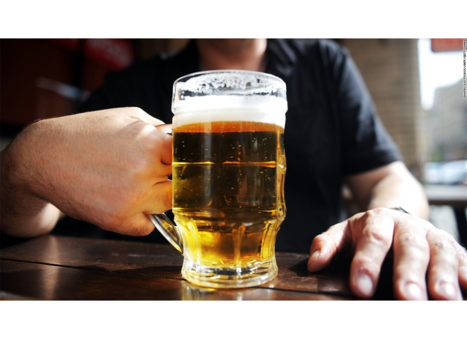 El riesgo a complicaciones aumenta con cada vaso de alcohol