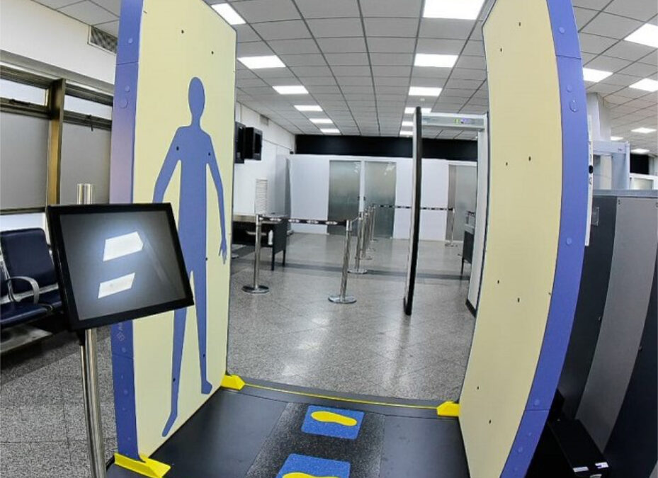 Extranjero intenta ingresar al país con test falso y soborno