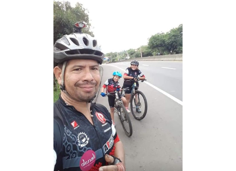 Un papá activo construye un cuerpo sano y una familia saludable