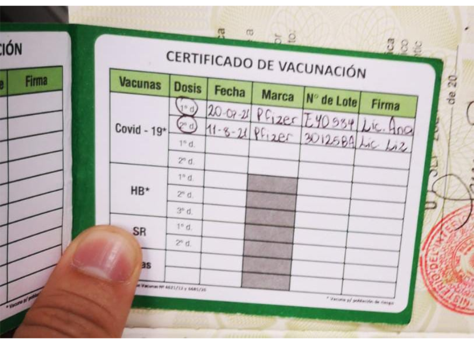 Intentan viajar al exterior con tarjeta de vacunación falsa