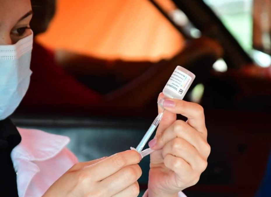 Tercera dosis de vacuna potencia el nivel de protección contra ómicron