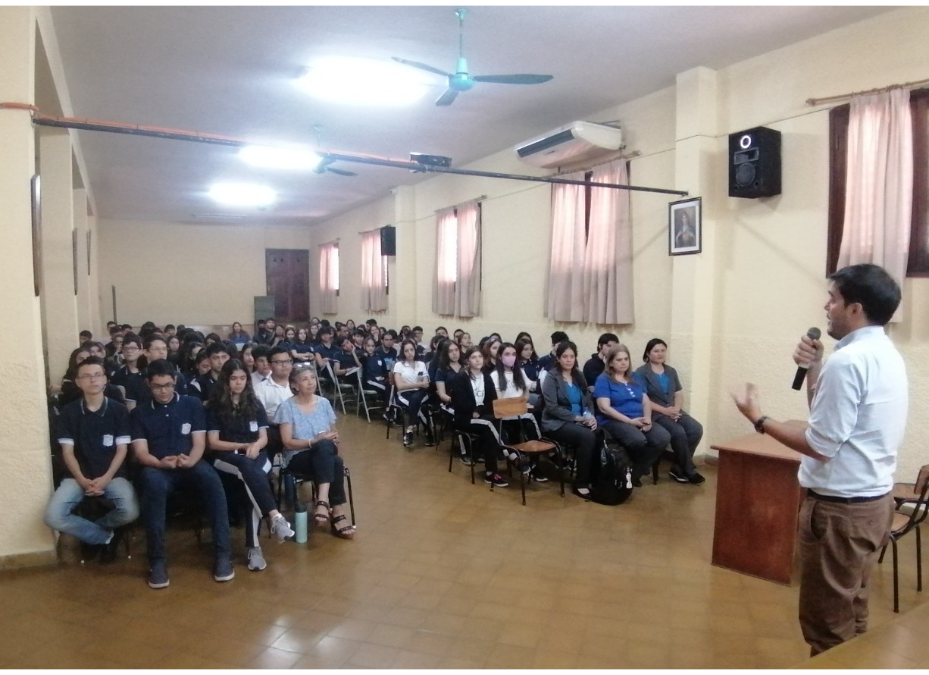 Charla educativa con estudiantes: «Tu código postal define de qué vas a enfermar y morir, más que tu código genético»