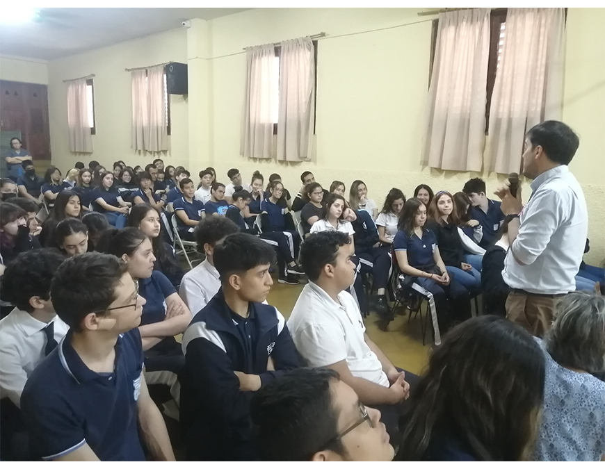 Charla educativa con estudiantes: «Tu código postal define de qué vas a enfermar y morir, más que tu código genético»