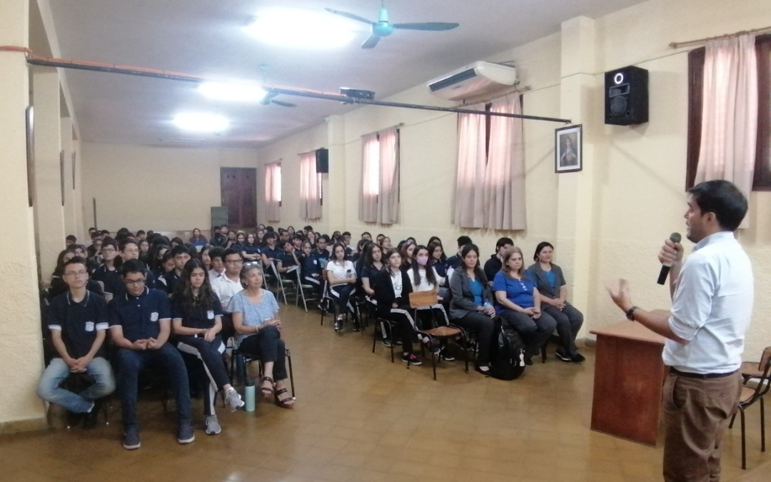 Charla educativa con estudiantes: «Tu código postal define de qué vas a enfermar y morir, más que tu código genético»