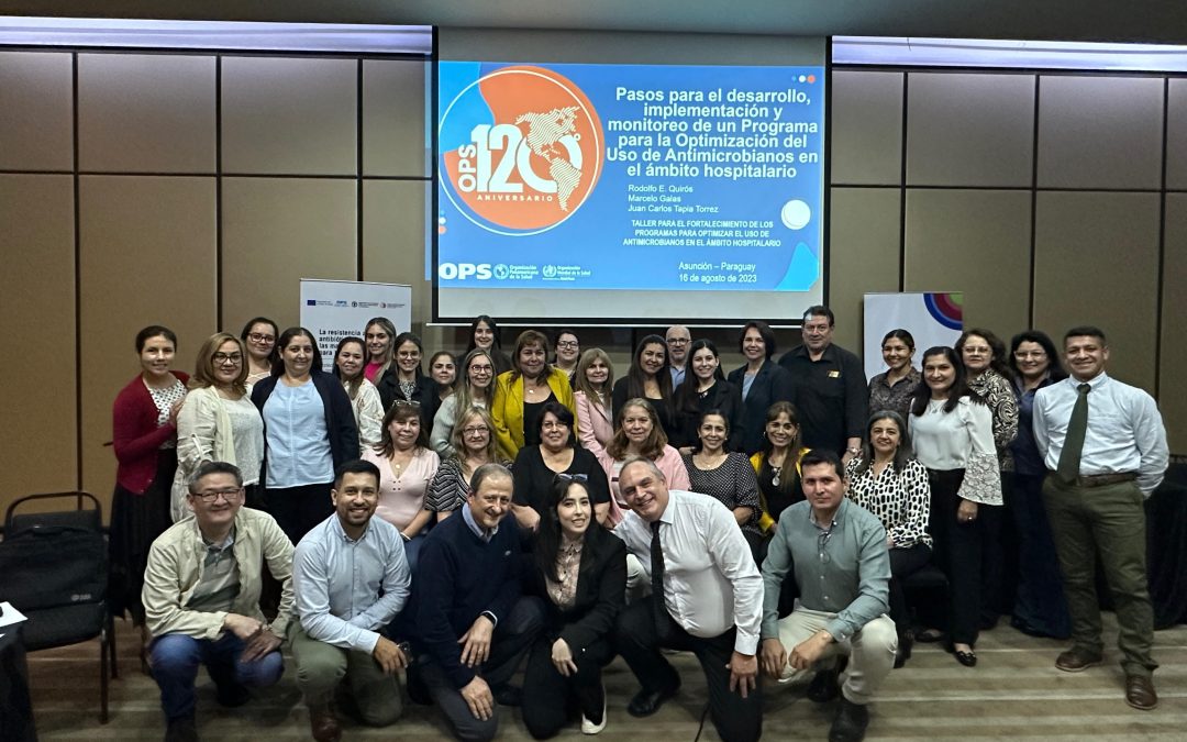 Personal de salud capacitado en optimización del uso de antimicrobianos en hospitales