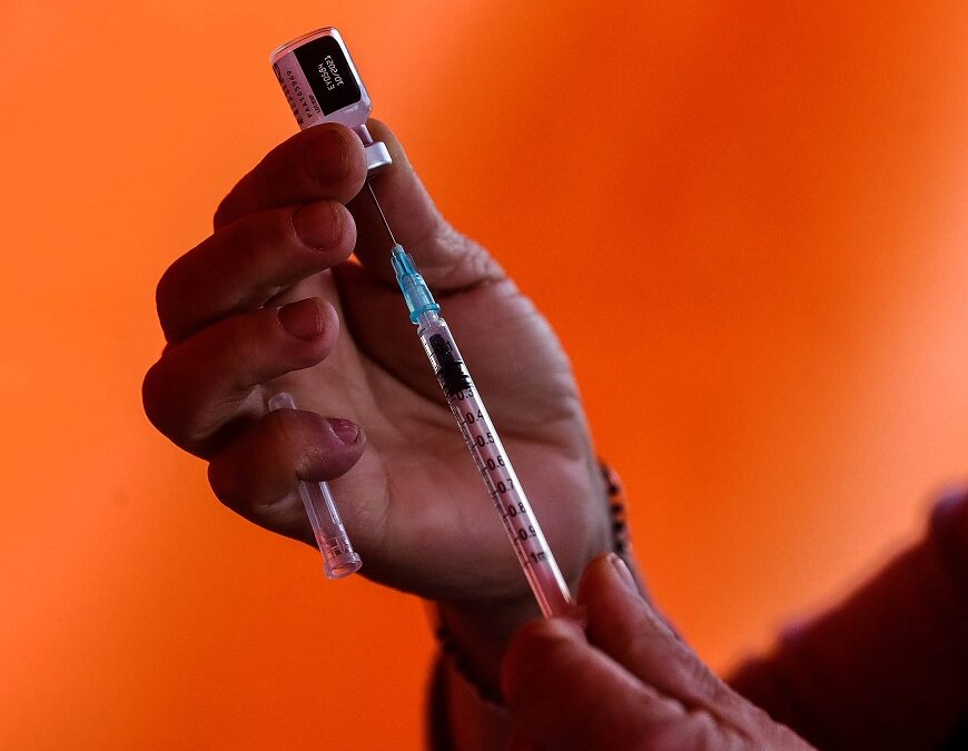 Vacunas antigripales y anticovid estarán disponibles desde el próximo mes