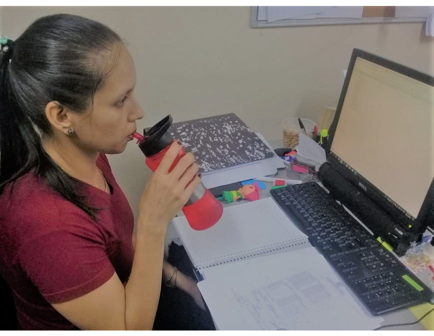 Beber poca agua puede contribuir al aumento de la presión arterial y dolores de cabeza