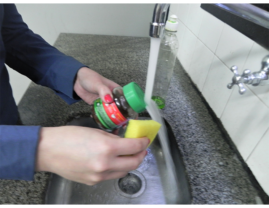 Higienizar latas, botellas y frascos antes de abrirlos