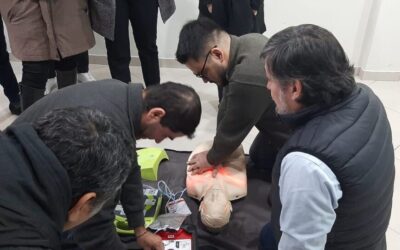 Funcionarios aprenden técnica de reanimación para salvar vidas