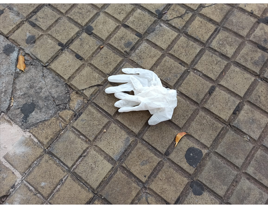 Incorrecta disposición de mascarillas y guantes puede dispersar el virus