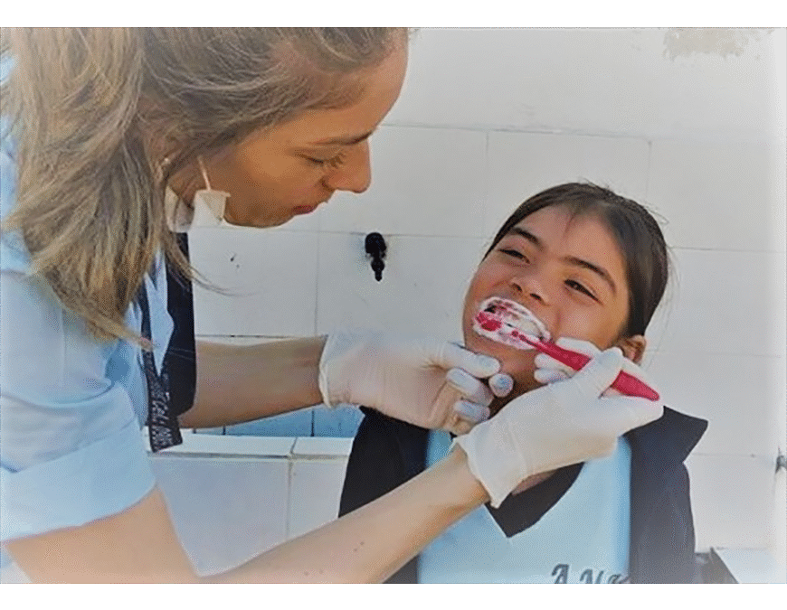 Ni líquidos calientes, ni enjuague bucal protegen del COVID-19