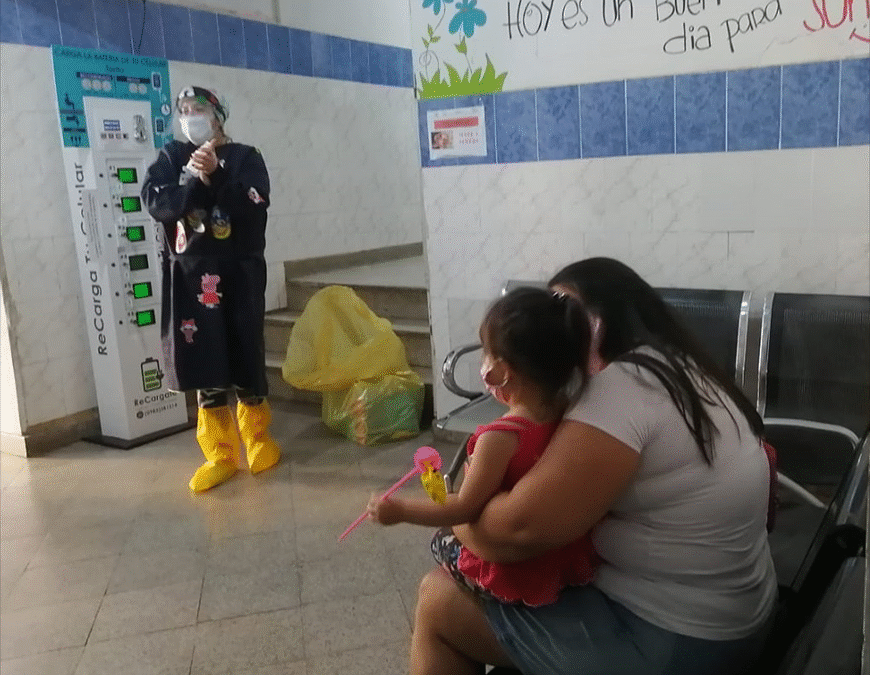 Doctores Payasonrisas enseñan a los niños cómo cuidarse frente al COVID-19