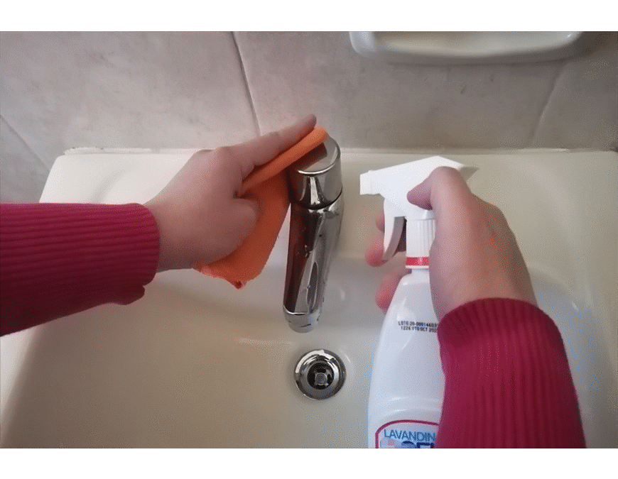 Limpieza y desinfección diaria del baño y la cocina para prevenir infecciones