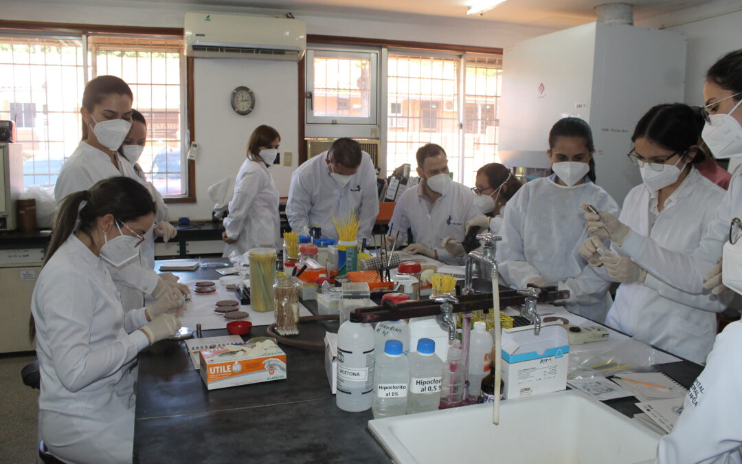 Más de sesenta profesionales de salud actualizados en diagnóstico microbiológico y sensibilidad antimicrobiana