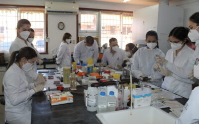 Más de sesenta profesionales de salud actualizados en diagnóstico microbiológico y sensibilidad antimicrobiana