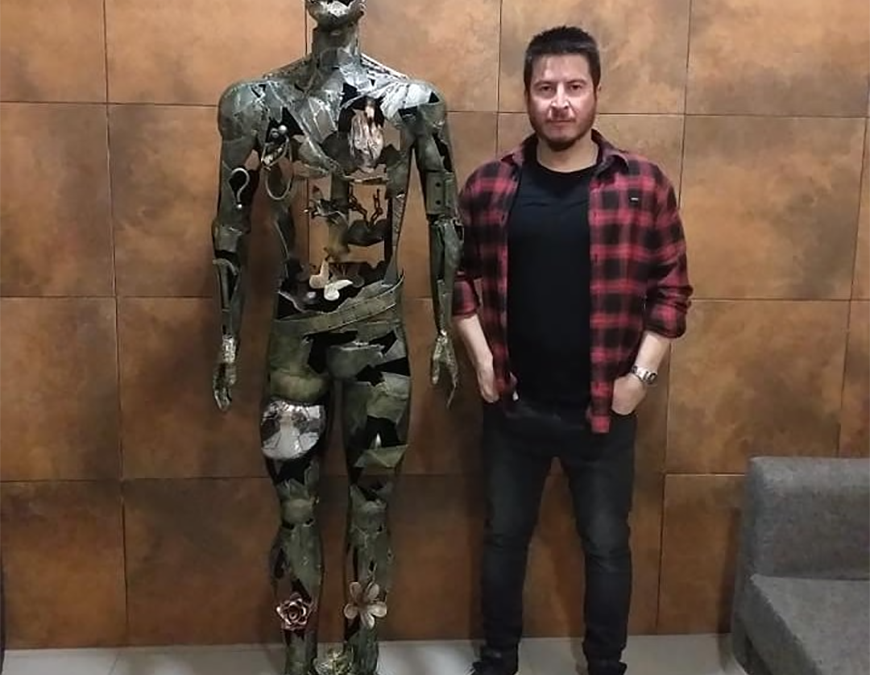 Diego Céspedes: ingenio, imaginación y el cincel lo transportan a crear obras de arte en metal