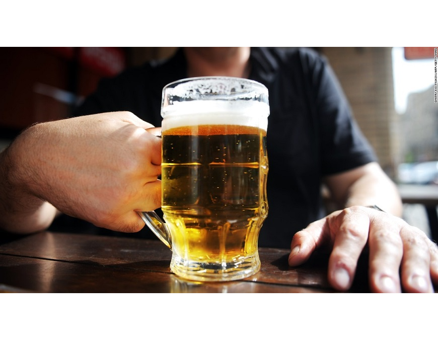 El riesgo a complicaciones aumenta con cada vaso de alcohol