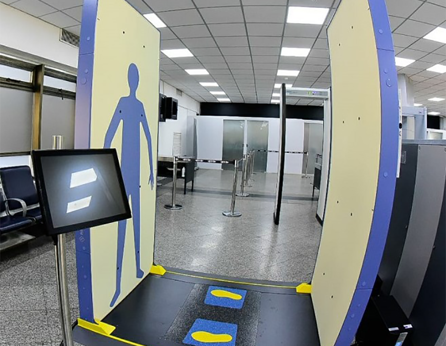 Extranjero intenta ingresar al país con test falso y soborno