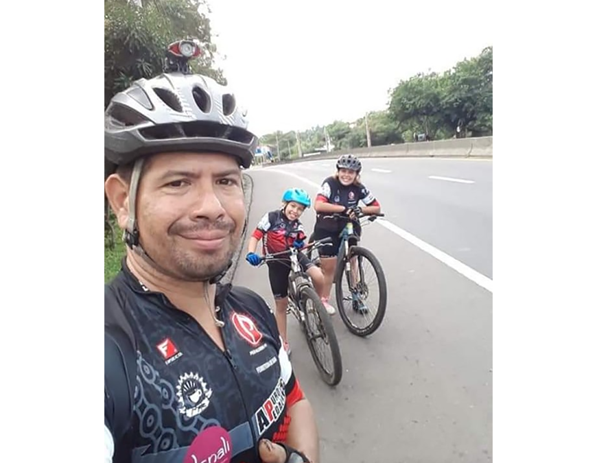 Un papá activo construye un cuerpo sano y una familia saludable