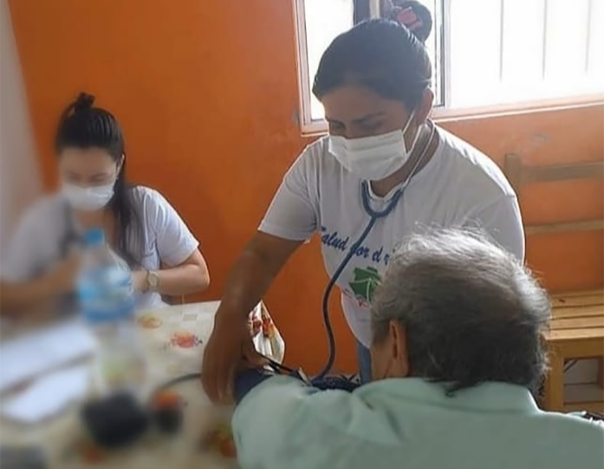 Pacientes crónicos deben hidratarse, comer saludable y cumplir con la medicación