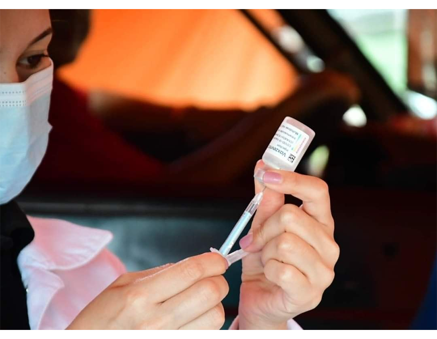 Tercera dosis de vacuna potencia el nivel de protección contra ómicron