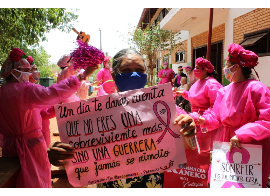 Caravana albirrosa llega a hospitales para dar alegría y esperanza a las guerreras por la vida
