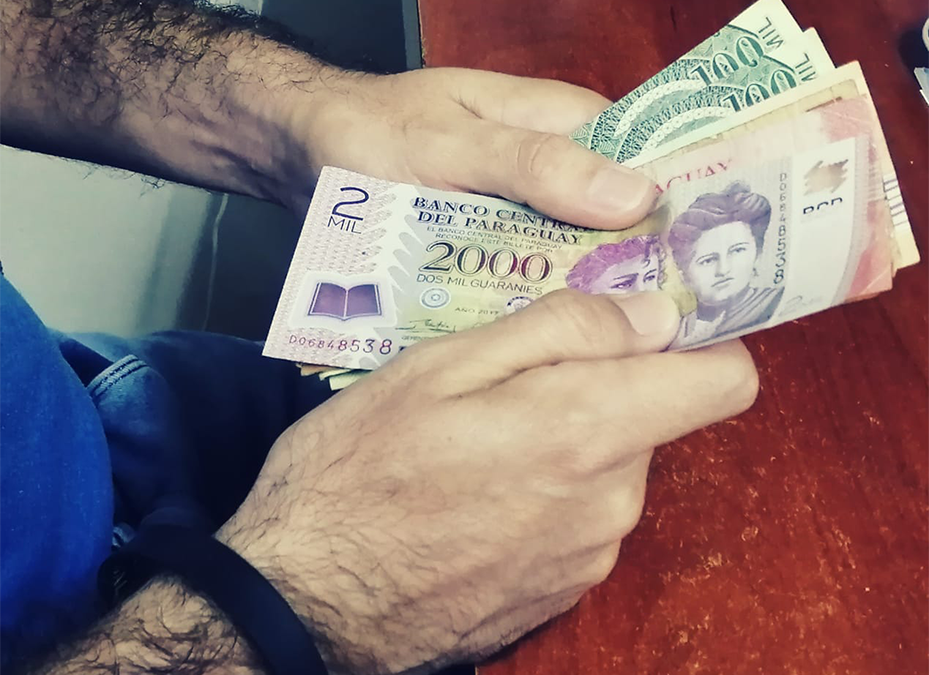 ¿El dinero puede ser una fuente de contagio de COVID-19?